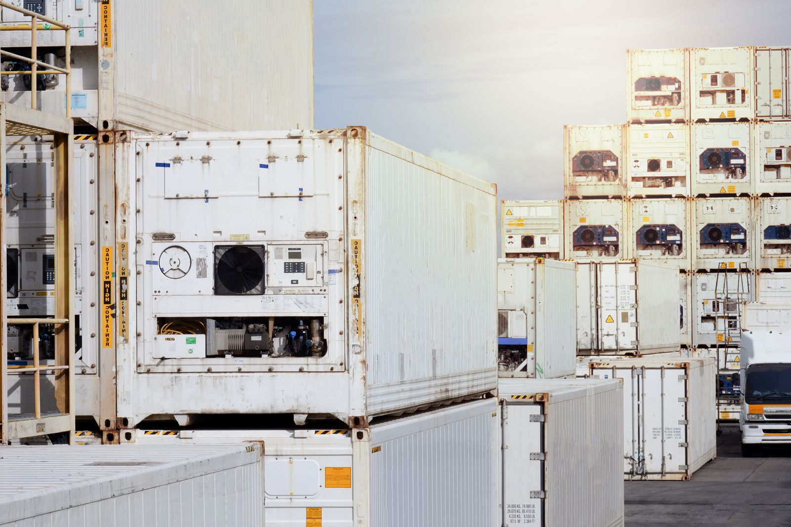 Contêineres refrigerados em um terminal