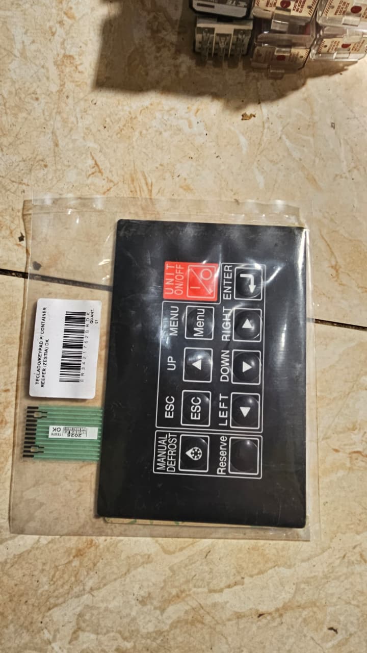Membrana de teclado Daikin Zestia fotografada no estoque
