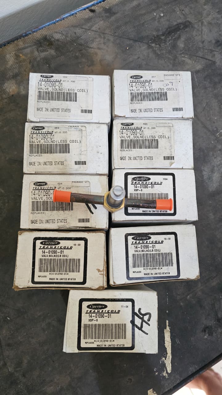 Válvulas solenoides Carrier Transicold fotografadas no estoque